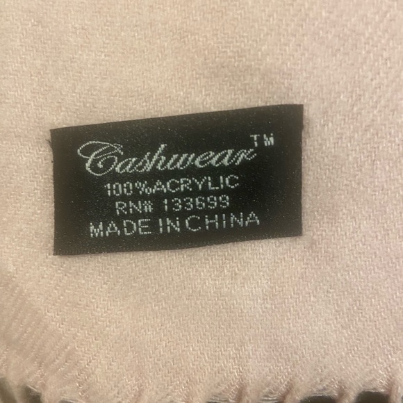 Scarf: Cashwear Pink with Fringe🔥🔥 3 for $20 EUC - Picture 3 of 3